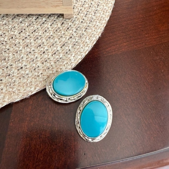 Vintage ClipOn Earrings - Picture 1 of 3
